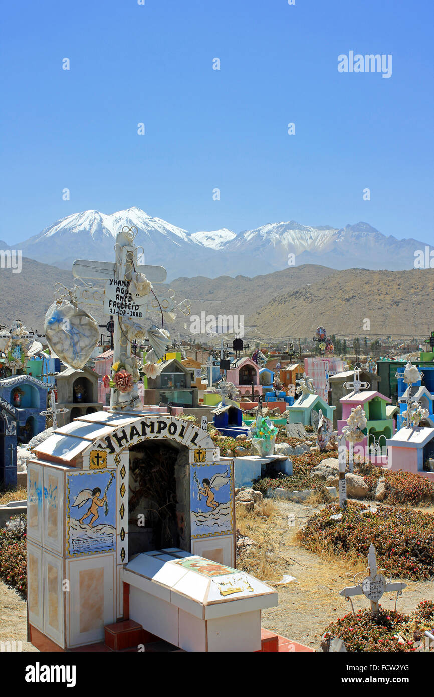 Avec le cimetière Arequipa Volcans Chachani en arrière-plan Banque D'Images