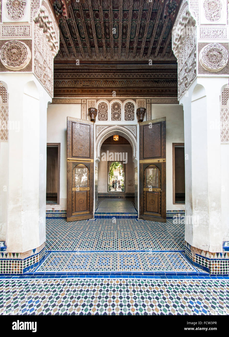 Entrée de l'une des chambres dans le Palais de la Bahia à Marrakech, Maroc. Banque D'Images