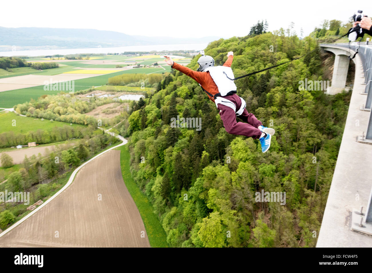 Cavalier de base est en train d'un pont. Ce qui son parachute s'ouvre via un pilote-chute aider, fait par le cavalier sur l'objet. Banque D'Images