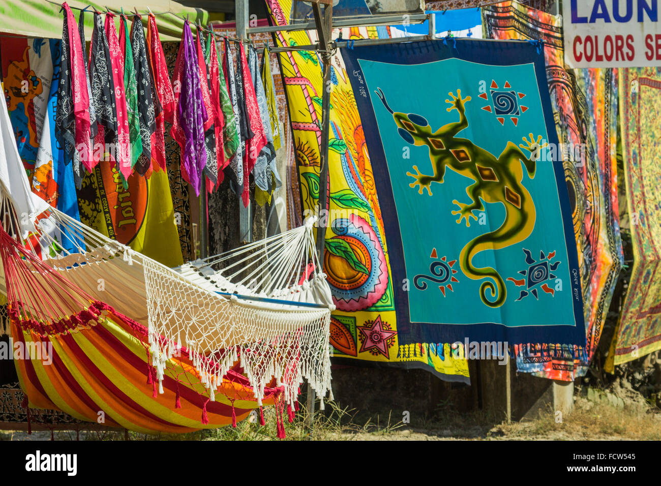 Hamac, tissus en vente sur rue principale à cette Péninsule de Nicoya South  coast resort ; Playa Hôtel SantaTeresa, Puntarenas, Costa Rica Photo Stock  - Alamy