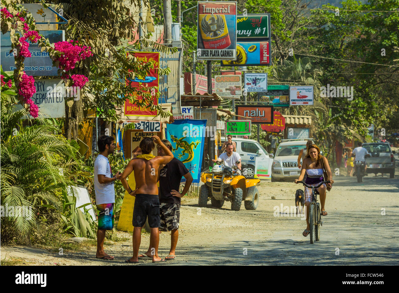 Les touristes sur la rue principale de Santa Teresa, sur la côte sud de ...
