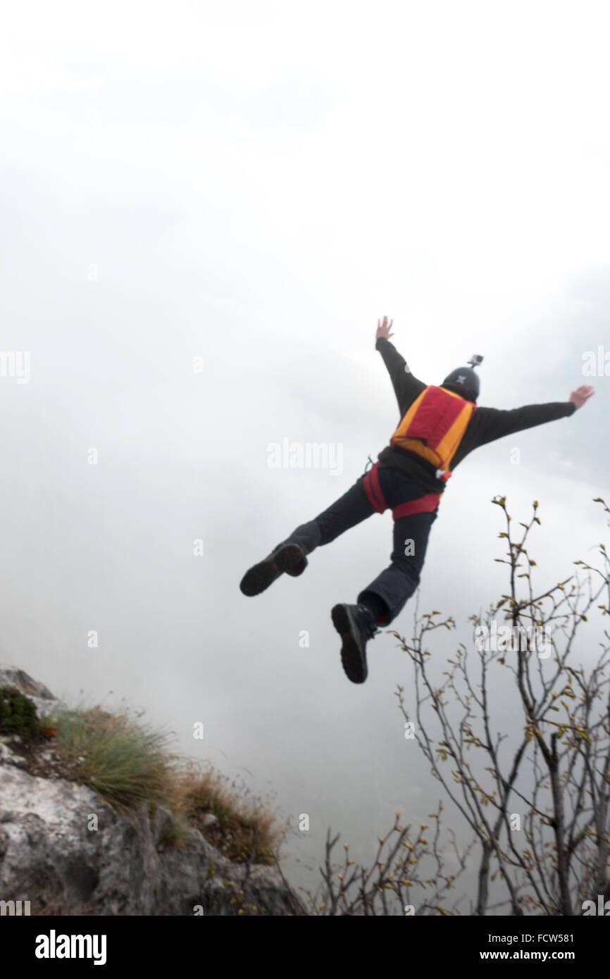 Cet homme l'intensification d'une falaise vers le bas, vers l'inconnu misty cloud. J'espère qu'il peut ouvrir son parachute de base avant le terrain ! ? Banque D'Images