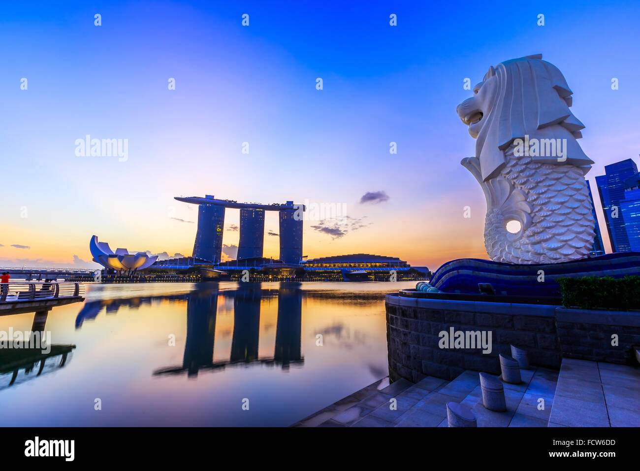 La ville de Singapour, Singapour. Marina Bay au lever du soleil. Banque D'Images