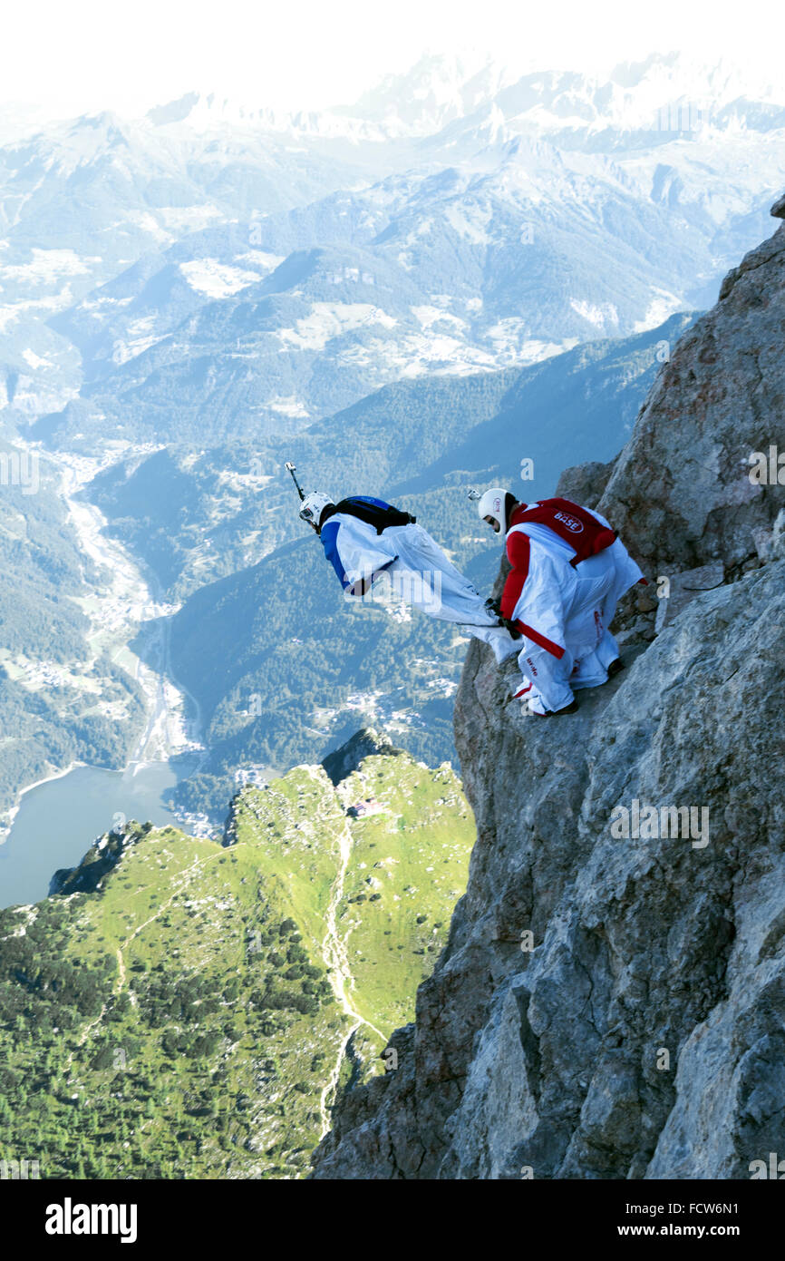 Ces deux cavaliers sont BASE Wingsuit sortant par une falaise. Bientôt, ils pourront voler ensemble dans une formation et de s'élancer le long de la montagne. Banque D'Images