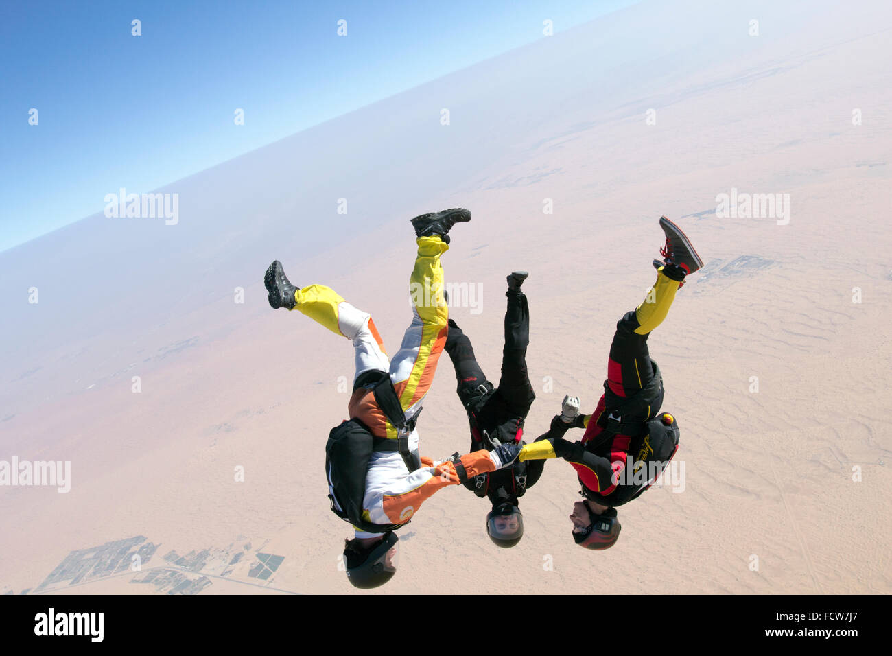 L'équipe de parachutisme Freefly est chef-plus de voler dans le ciel bleu. Ils sont ainsi la construction d'une formation avec 140 km/h. Banque D'Images