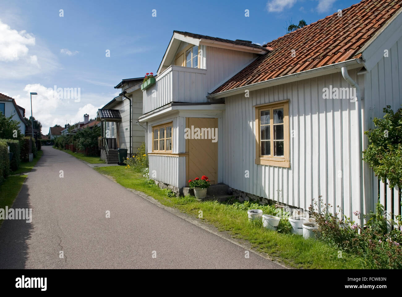 Maisons d'été de la ligne de rue sans voiture sur l'île de Branno dans le sud de la Suède de l'archipel Banque D'Images