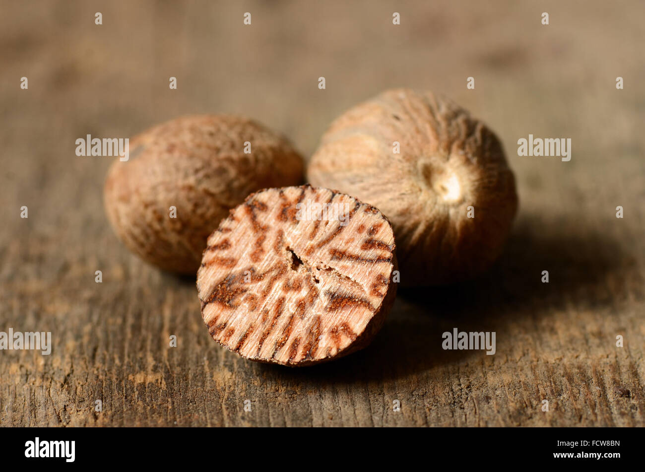 La muscade sur table en bois tourné avec un objectif macro Banque D'Images