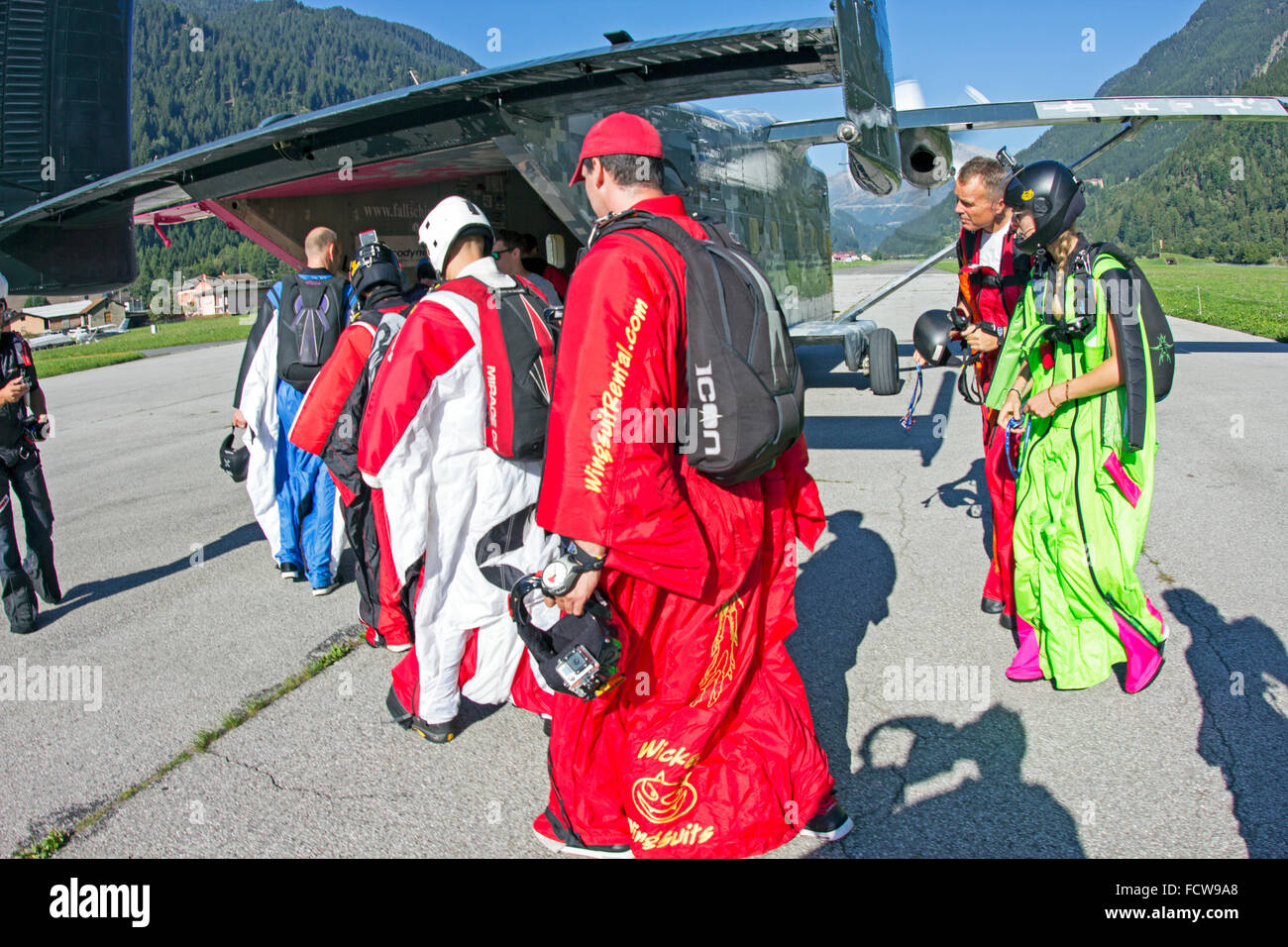 Les pilotes Wingsuit entrent par la porte arrière de l'aéronef. Après, ils vont sortir ensemble et s'amuser dans le ciel. Banque D'Images