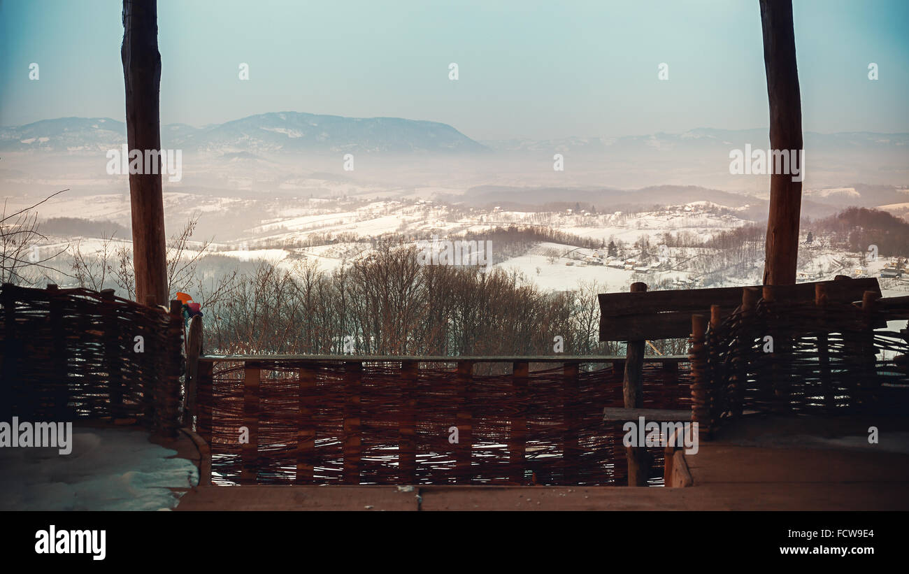 Saison d'hiver en Serbie, vue sur les champs et prés d'un village d''un balcon. Banque D'Images