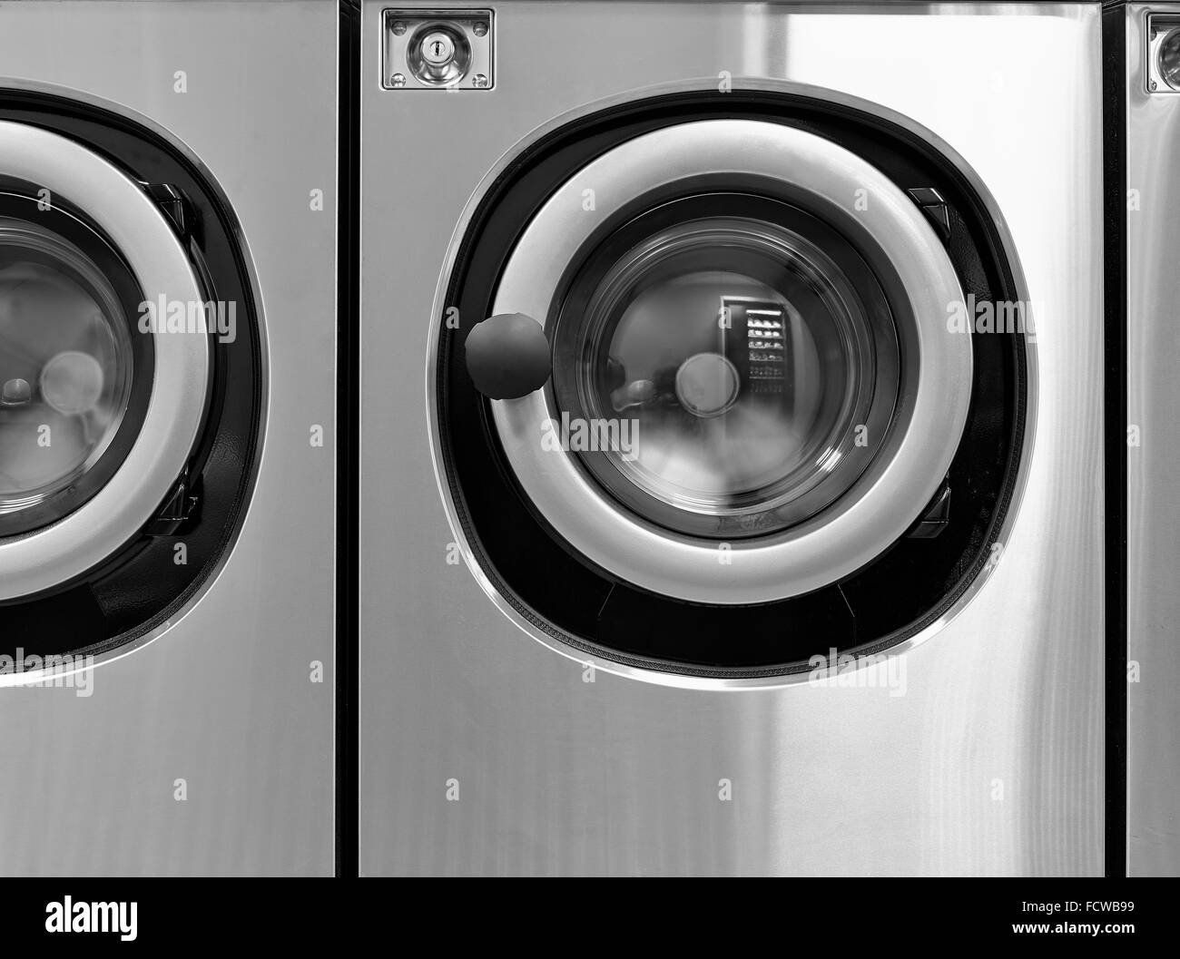 Machines à laver industrielles dans une laverie de l'avant Banque D'Images