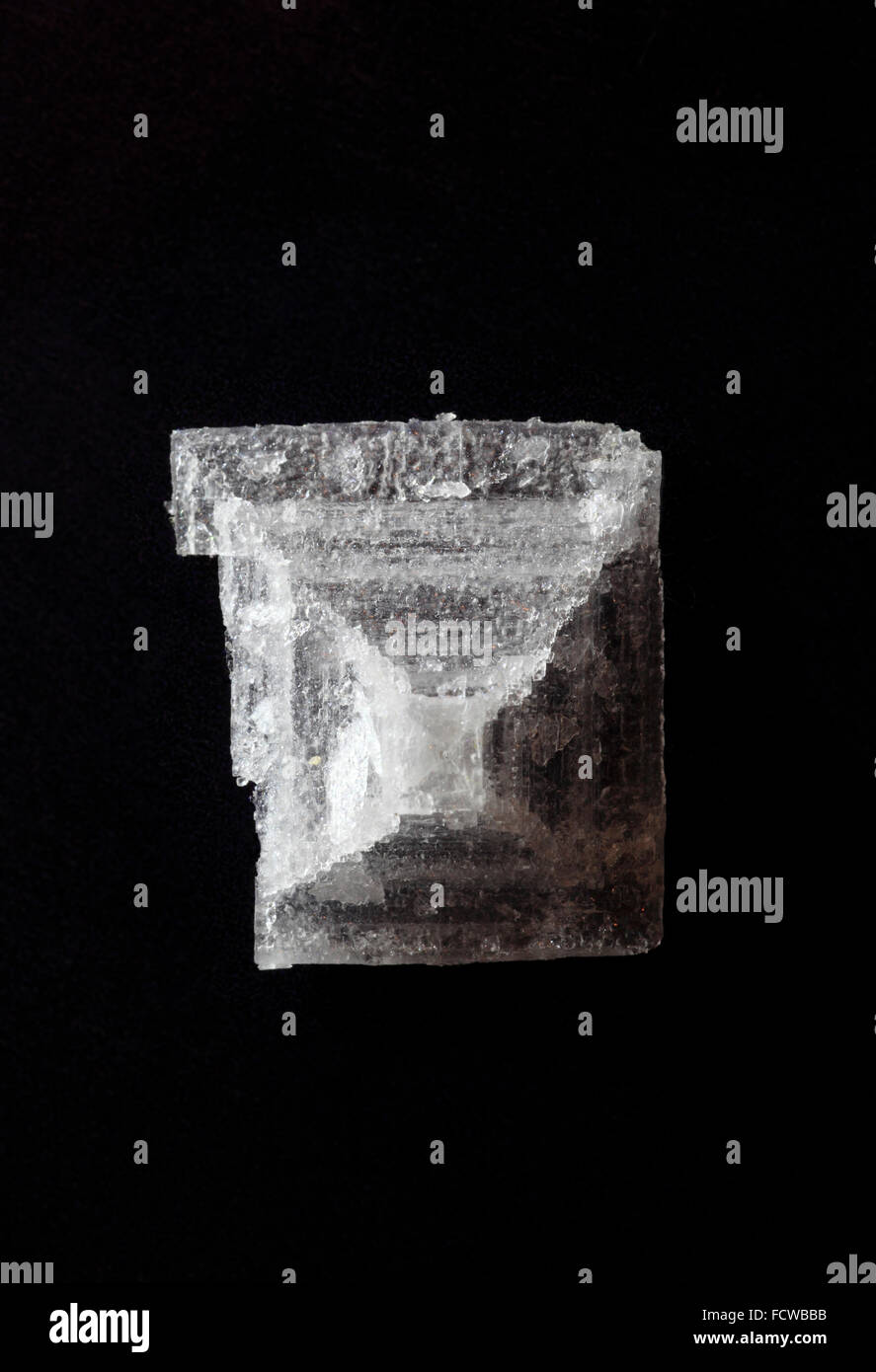 Cristal de Sel de mer sur fond noir. Banque D'Images