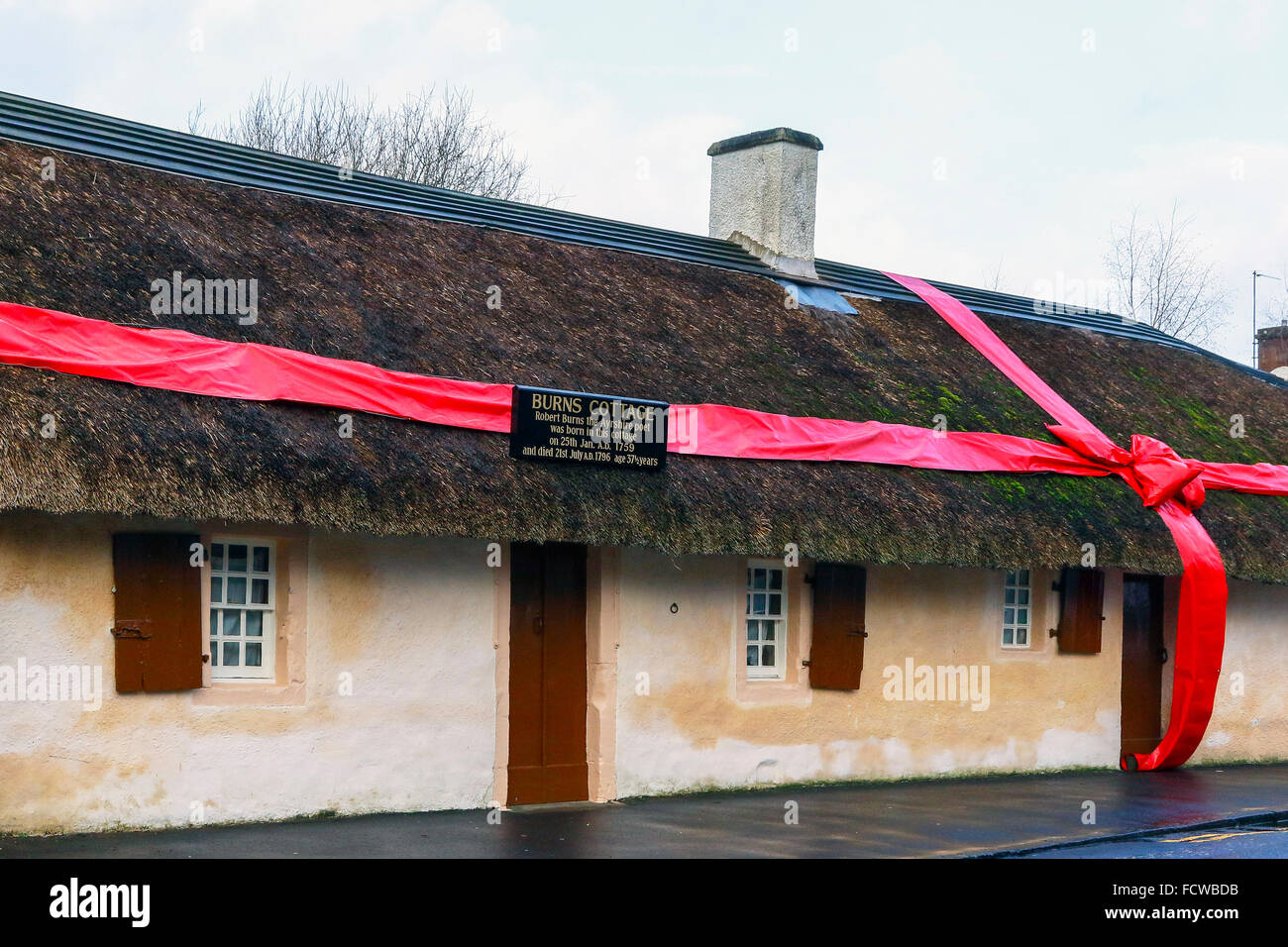 Alloway, l'Ayrshire, UK. 25 Jan, 2016. Pour célébrer le 257th anniversaire de Robert Burns, le monde célèbre le 18e siècle Scot Bard, son chalet à Alloway dans Ayrshire a été décoré pour ressembler à un cadeau d'anniversaire. Le chalet, Alloway cimetière et près de musée sont les principales attractions touristiques et au cours de l'anniversaire, événements spéciaux et 'Burns Suppers' ont lieu au chalet. Credit : Findlay/Alamy Live News Banque D'Images