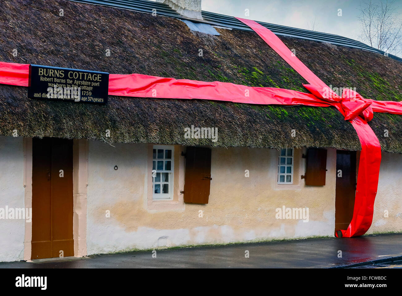 Alloway, l'Ayrshire, UK. 25 Jan, 2016. Pour célébrer le 257th anniversaire de Robert Burns, le monde célèbre le 18e siècle Scot Bard, son chalet à Alloway dans Ayrshire a été décoré pour ressembler à un cadeau d'anniversaire. Le chalet, Alloway cimetière et près de musée sont les principales attractions touristiques et au cours de l'anniversaire, événements spéciaux et 'Burns Suppers' ont lieu au chalet. Credit : Findlay/Alamy Live News Banque D'Images