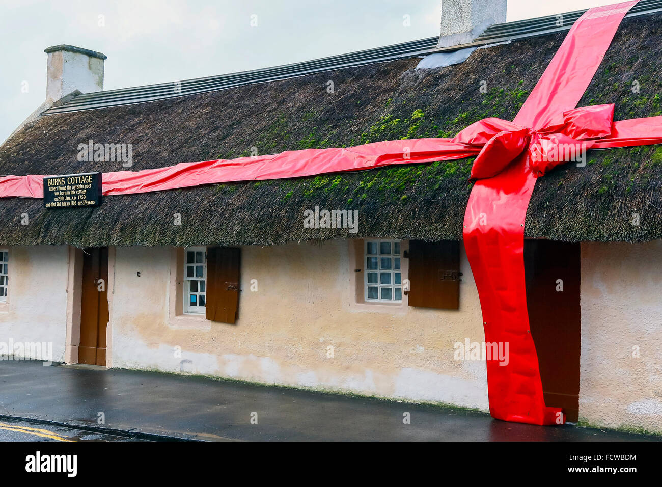 Alloway, l'Ayrshire, UK. 25 Jan, 2016. Pour célébrer le 257th anniversaire de Robert Burns, le monde célèbre le 18e siècle Scot Bard, son chalet à Alloway dans Ayrshire a été décoré pour ressembler à un cadeau d'anniversaire. Le chalet, Alloway cimetière et près de musée sont les principales attractions touristiques et au cours de l'anniversaire, événements spéciaux et 'Burns Suppers' ont lieu au chalet. Credit : Findlay/Alamy Live News Banque D'Images