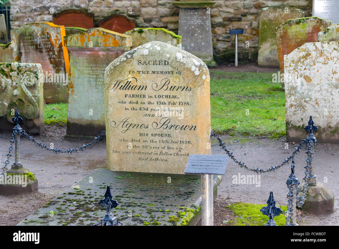 Alloway, l'Ayrshire, UK. 25 Jan, 2016. Pour célébrer le 257th anniversaire de Robert Burns, le monde célèbre le 18e siècle Scot Bard, son chalet à Alloway dans Ayrshire a été décoré pour ressembler à un cadeau d'anniversaire. Le chalet, Alloway cimetière et près de musée sont les principales attractions touristiques et au cours de l'anniversaire, événements spéciaux et 'Burns Suppers' ont lieu au chalet. Credit : Findlay/Alamy Live News Banque D'Images
