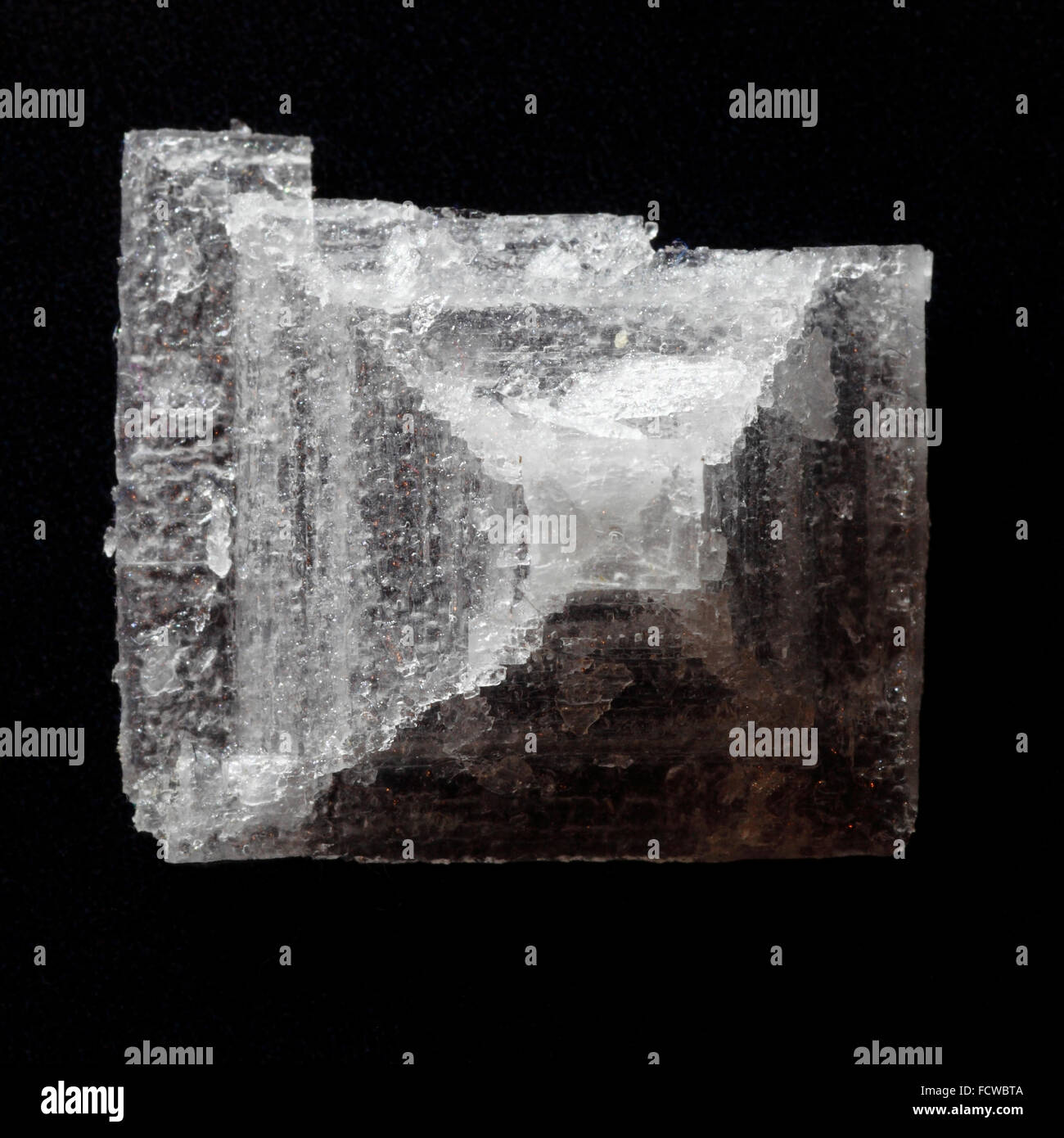 Cristal de Sel de mer sur fond noir. Banque D'Images