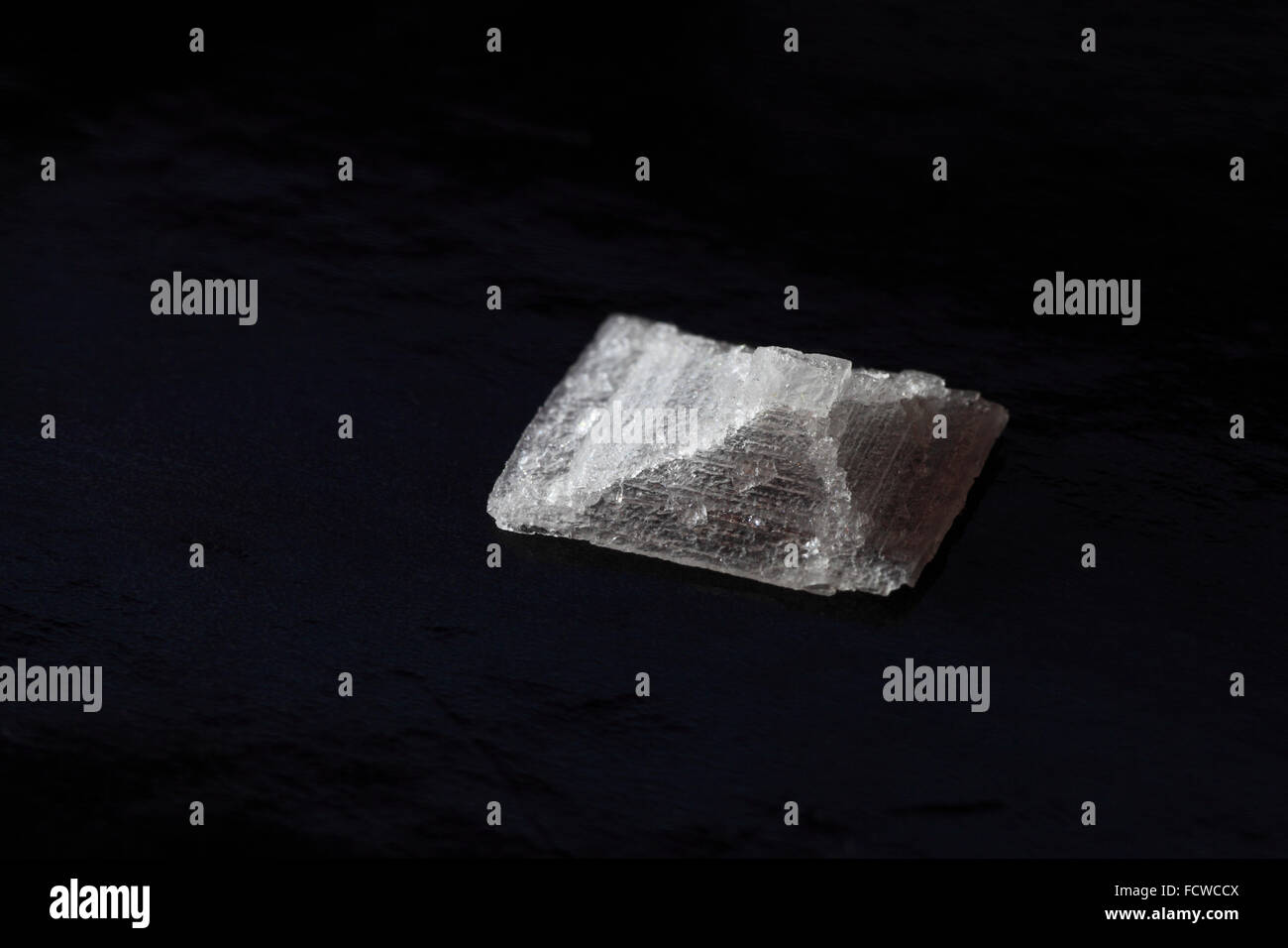 Cristal de Sel de mer sur fond noir. Banque D'Images