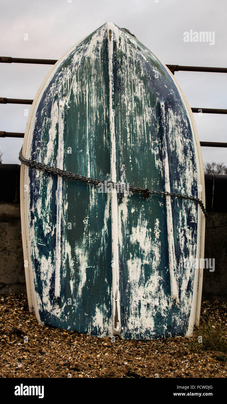 Weathered canot sur la plage Banque D'Images