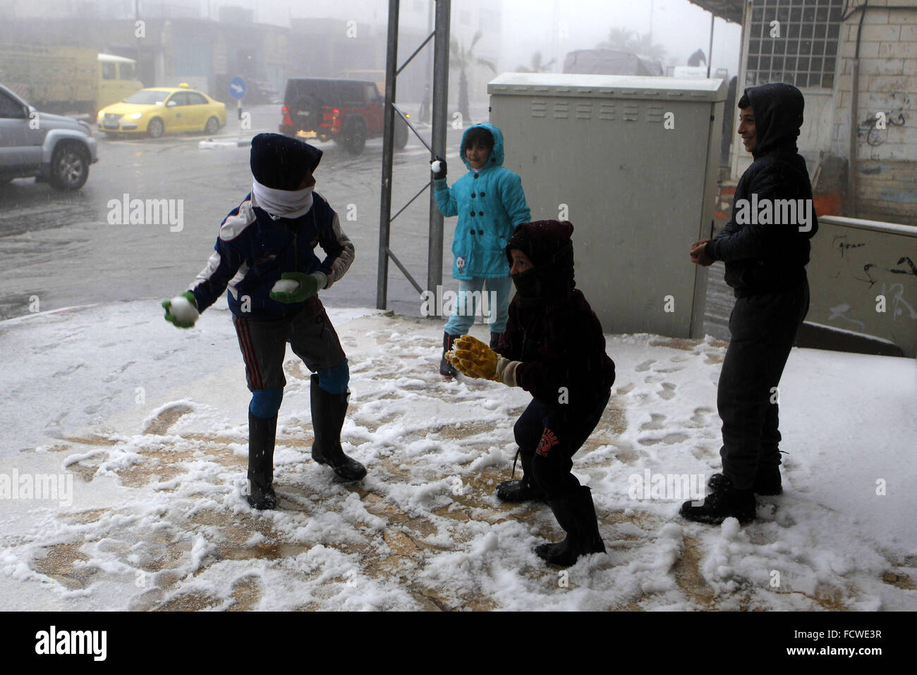 Hébron, en Cisjordanie, en territoire palestinien. 25 Jan, 2016. Les enfants palestiniens ont plaisir à jouer avec la neige dans le village cisjordanien de Halhul, près d'Hébron, lors d'une tempête de neige le 25 janvier 2016 : Crédit Hashlamoun Wisam APA/Images/ZUMA/Alamy Fil Live News Banque D'Images