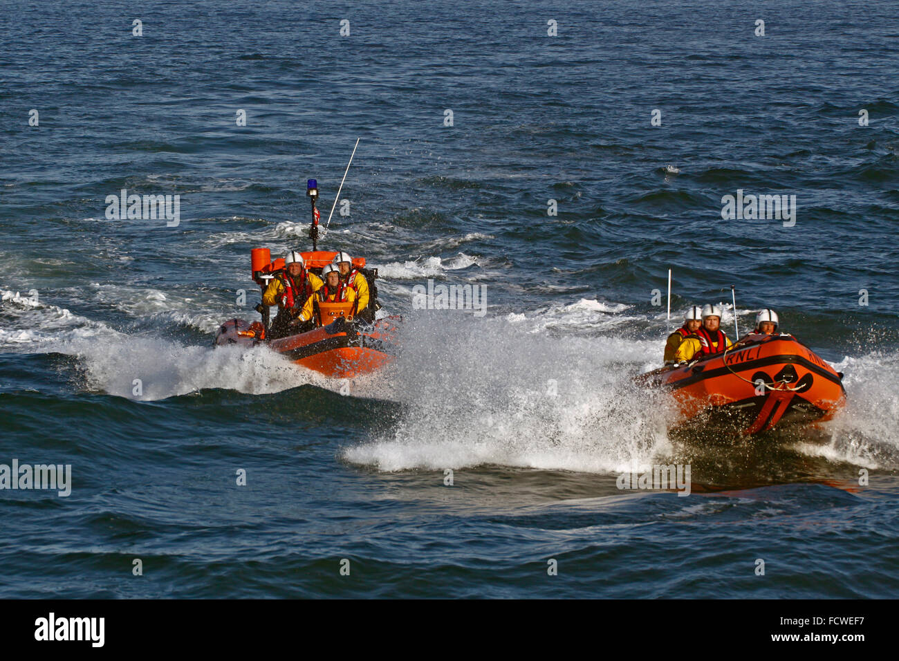 Les deux canots de pêche côtière du RNLI Looe Looe bay dans Banque D'Images