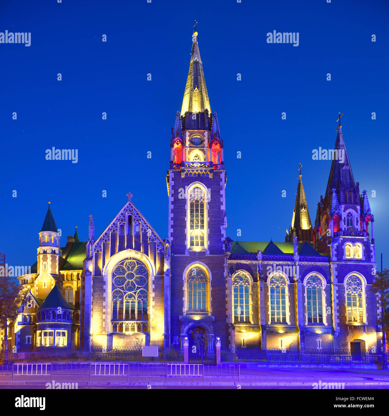 Église de Sts. Olha et Elizabeth de nuit à Lviv. L'Ukraine. Banque D'Images