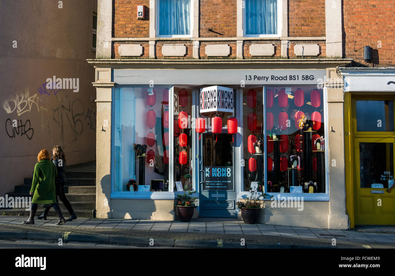 Un Japonais coloré inspiré shop front dans le centre de Bristol avec deux personnes marchant passé. Banque D'Images