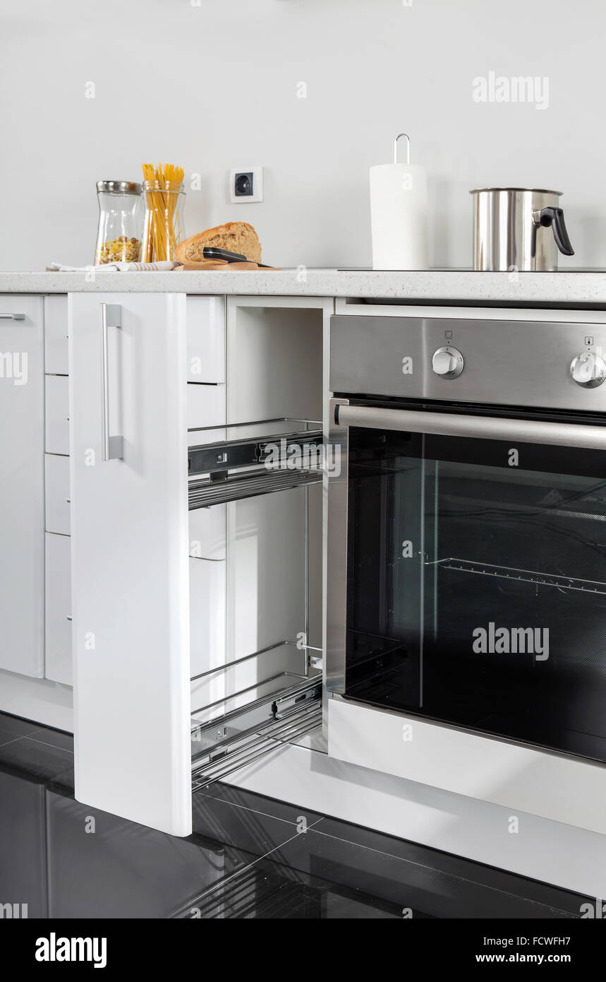 Partie d'une cuisine moderne avec cuisinière électrique four, évier, tiroirs détails Banque D'Images