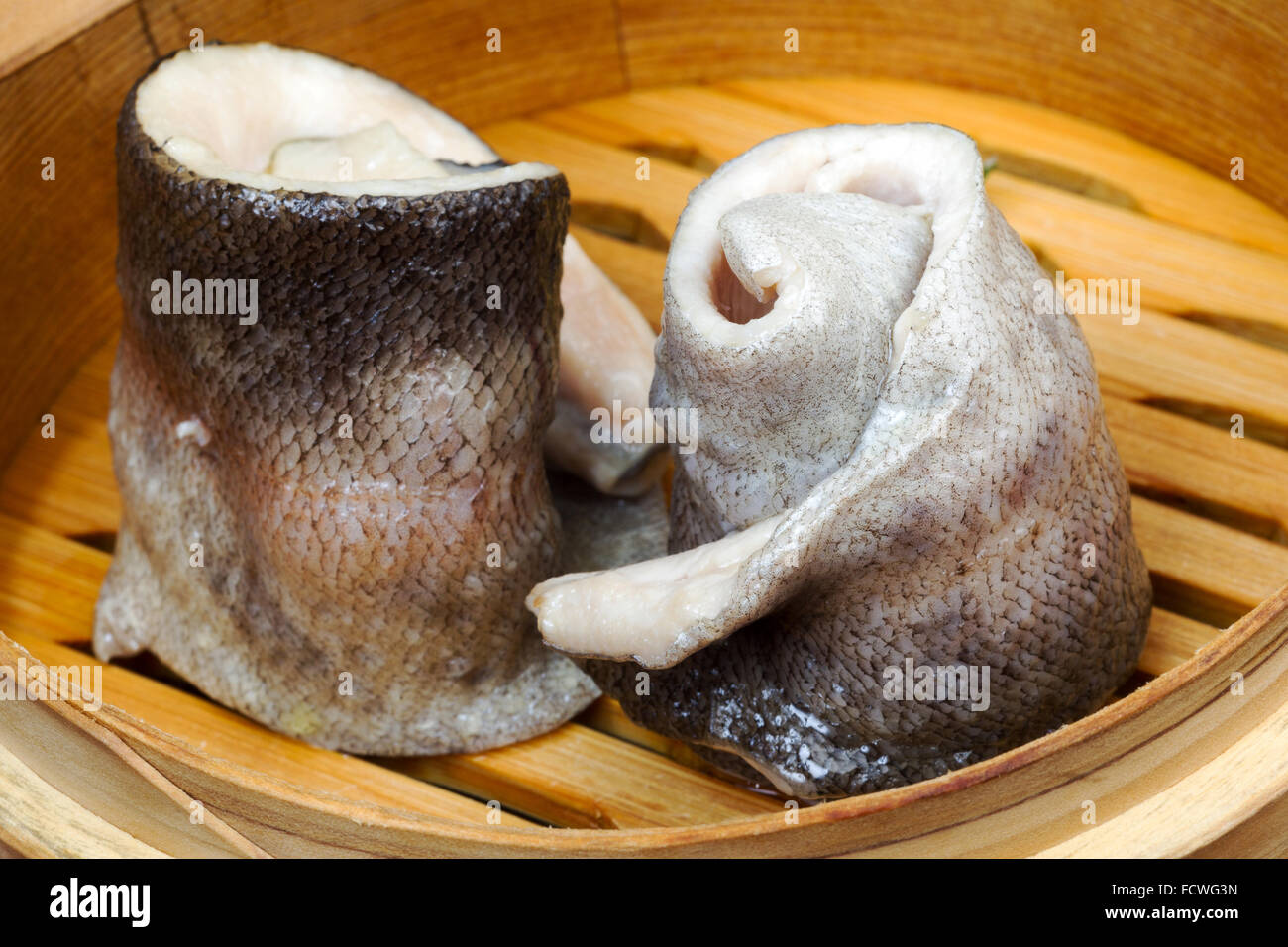 Coupe du bois de la table, avec un poisson pour un couple. Cuisine créative. Banque D'Images