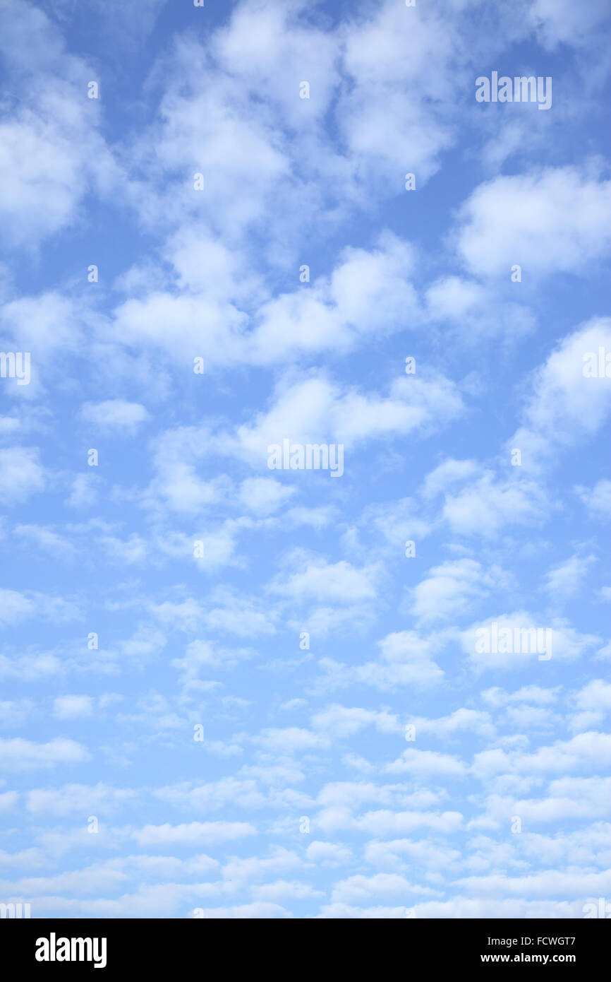 Ciel clair avec des nuages - arrière-plan vertical Banque D'Images