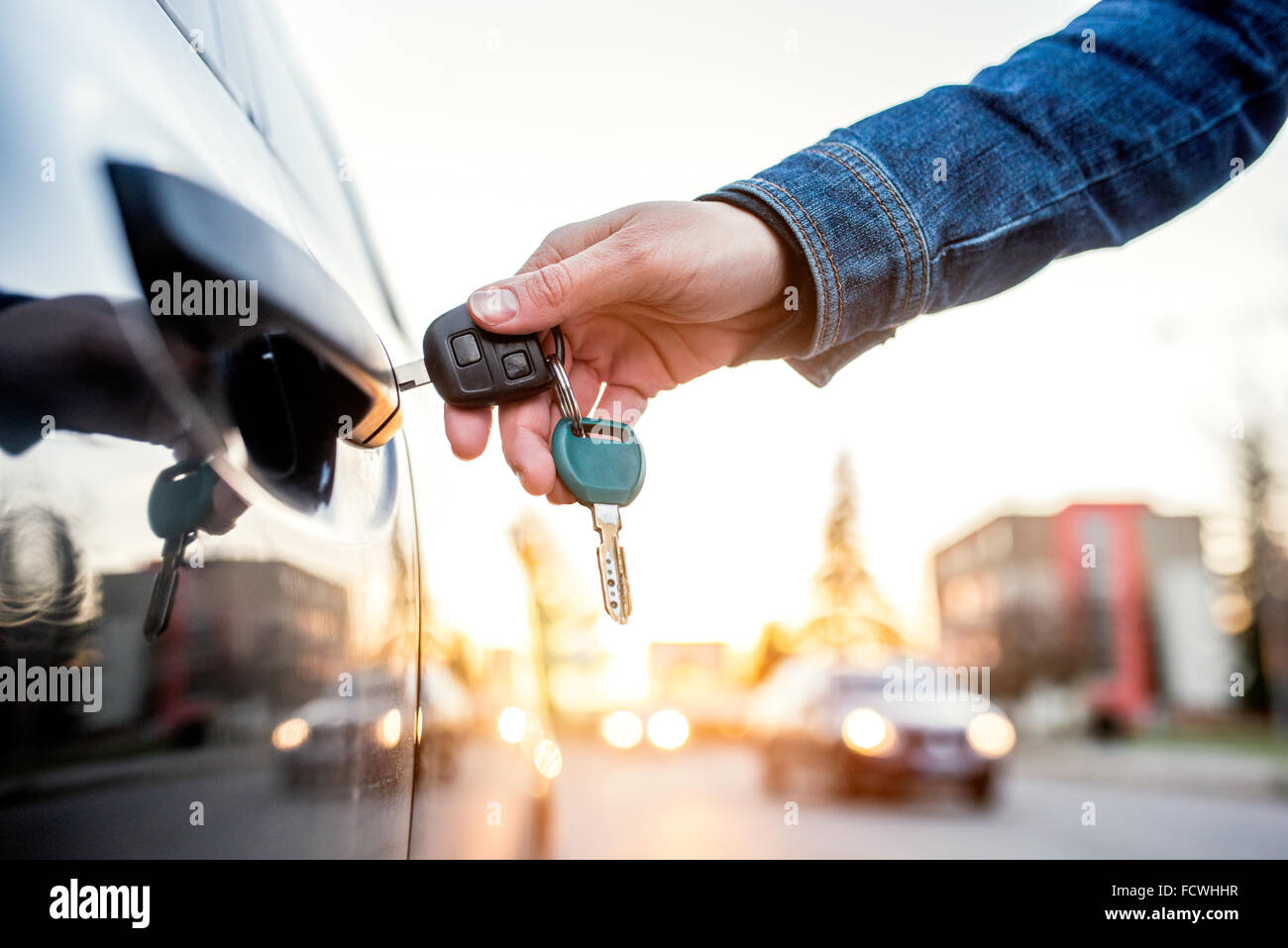 Femme avec clé de voiture Banque D'Images