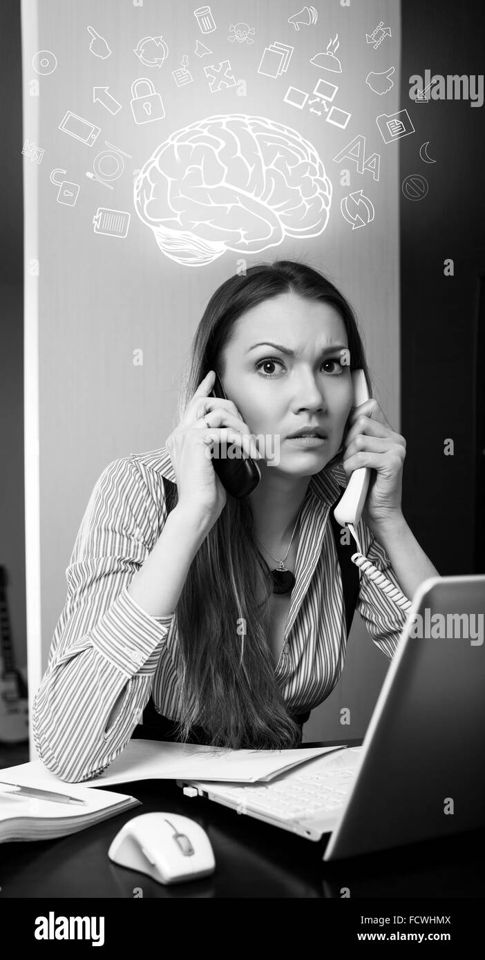 Young office worker talking on cell phone in office deux. Éléments de cette image fournie par la NASA Banque D'Images