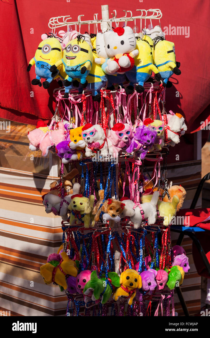 Fluffy toy larbins sur un rack pour vente à la Fiesta San Sebastian, La Caleta, Costa Adeje, Tenerife, Canaries, Espagne. Banque D'Images