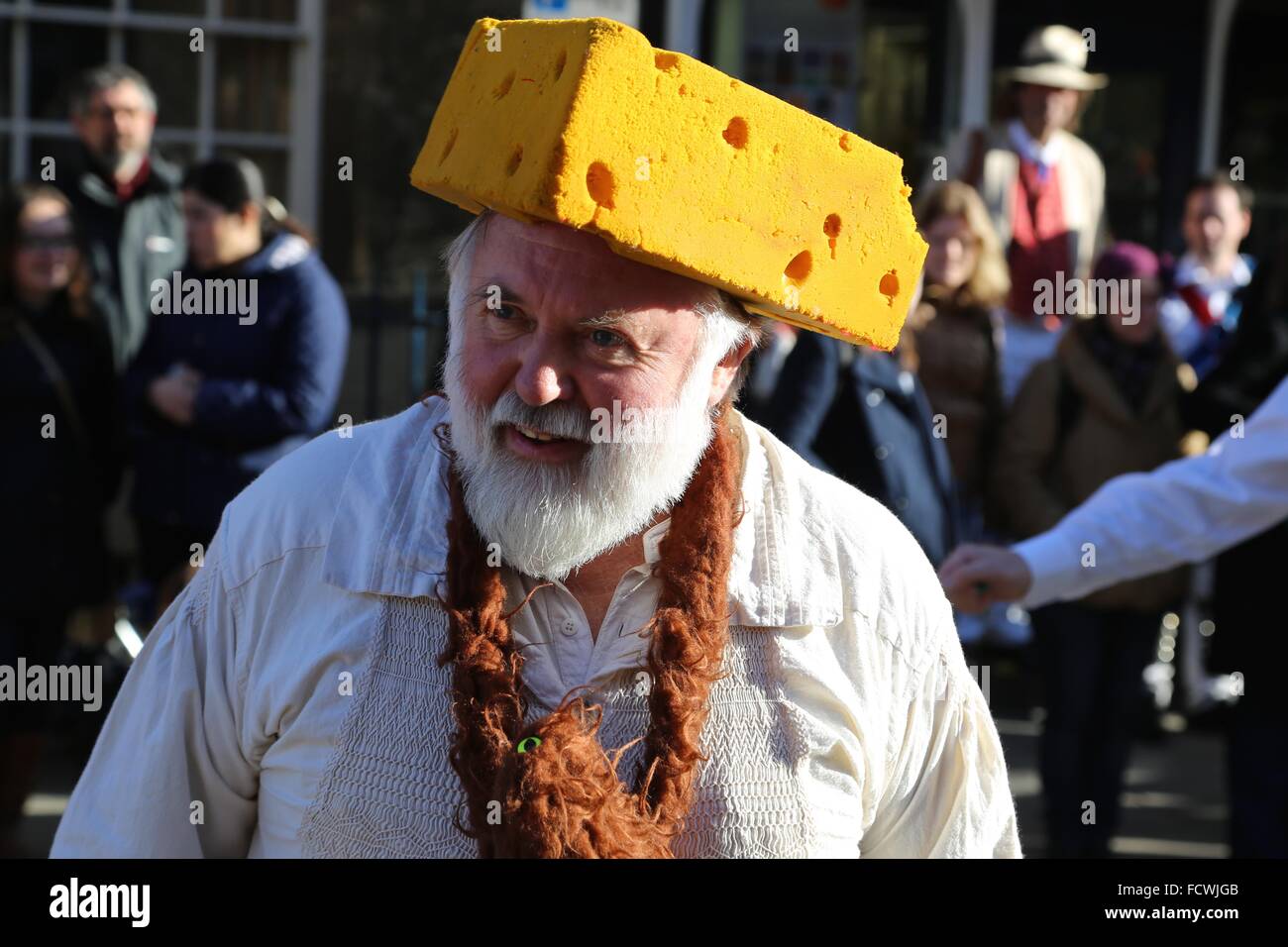 Morris un homme avec un chapeau en forme d'une cale de fromage prenant part  à la fête en mai matin Oxford Photo Stock - Alamy
