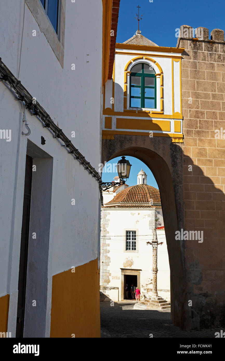 Le district de Portalegre Elvas, Portugal,. Vue à travers le passage de Santa Clara à la Largo, ou petite place. Banque D'Images