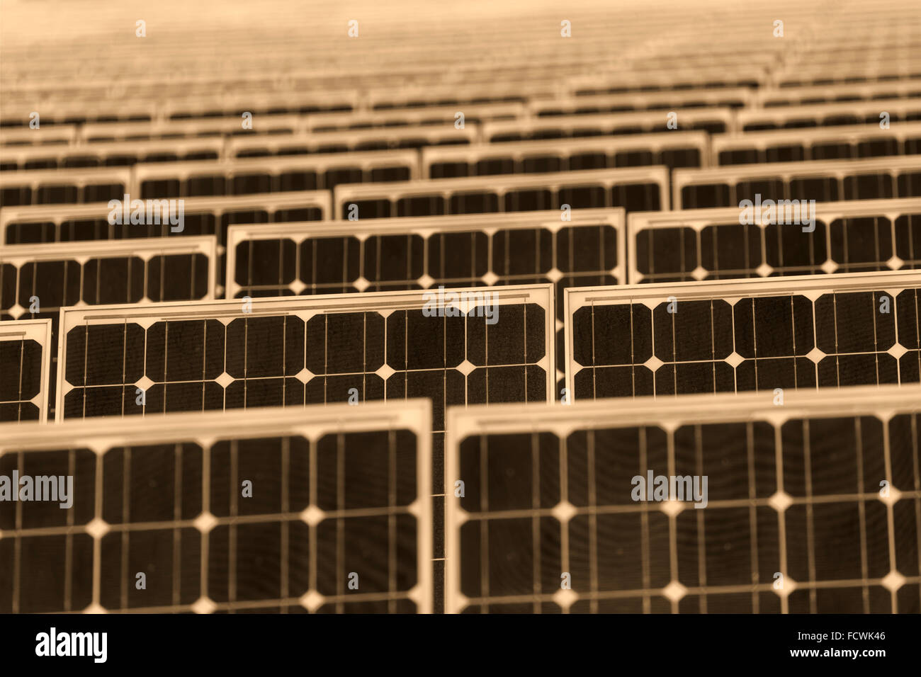 Gamme de panneaux solaires dans un centre d'énergie solaire, l'Espagne. Banque D'Images