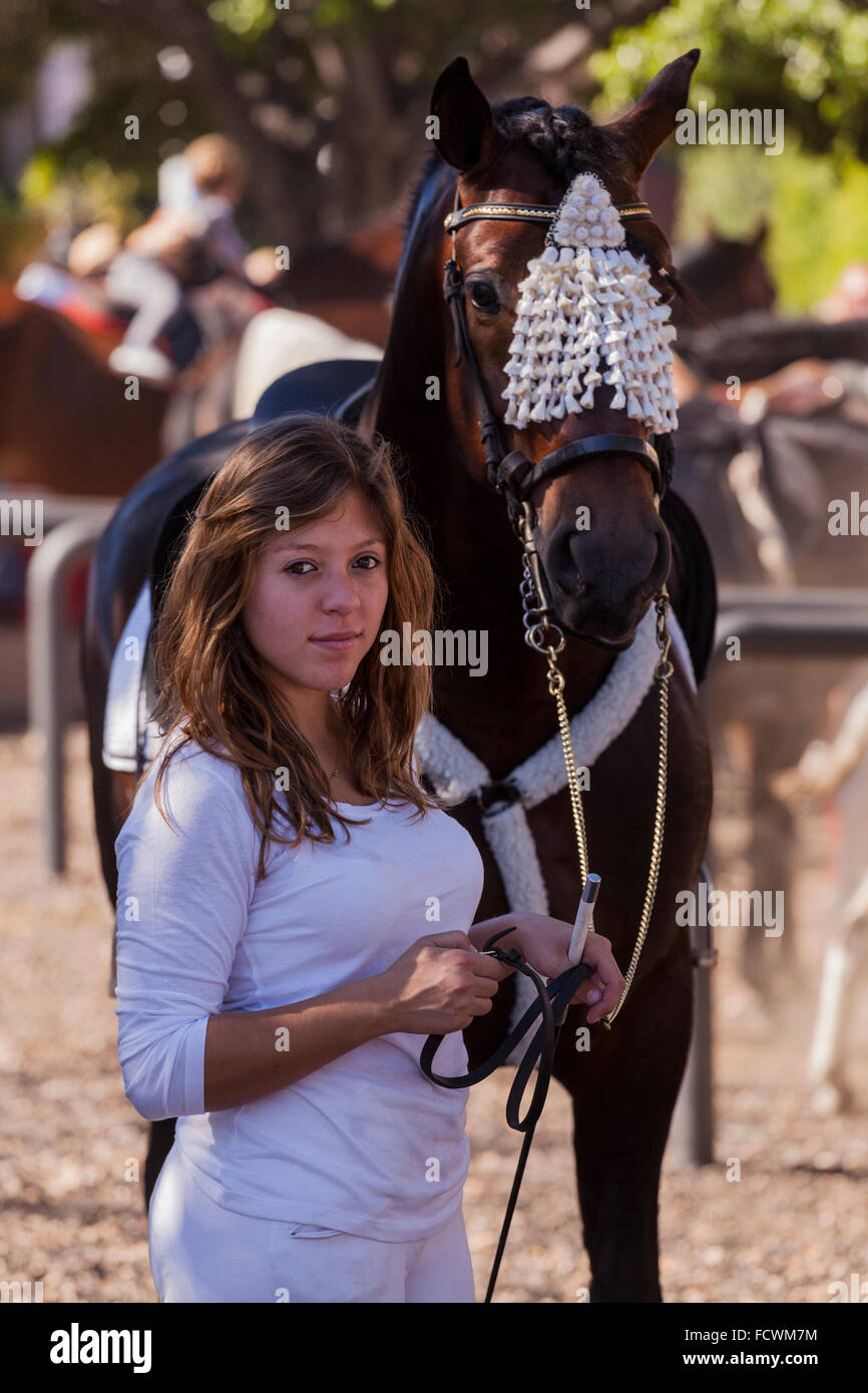 Femme cavalier et son cheval dans le corral à la Fiesta de San Sebastian, La Caleta, Costa Adeje, Tenerife, Canaries, Espagne. Banque D'Images