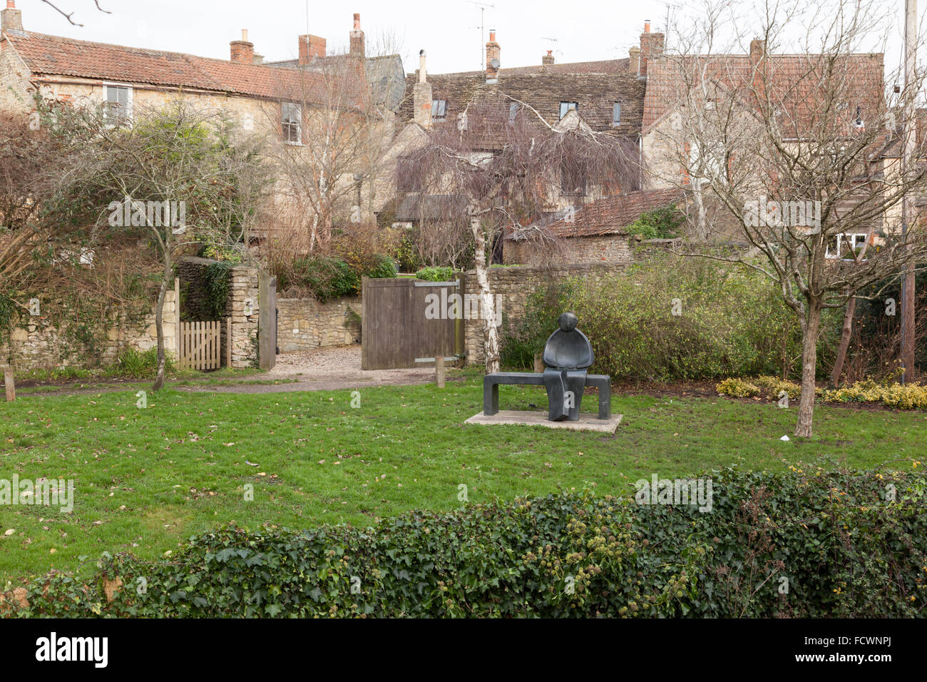 Man On a Bench, sculpture en bronze de Giles Penny, Bruton, Somerset, Angleterre, Royaume-Uni Banque D'Images