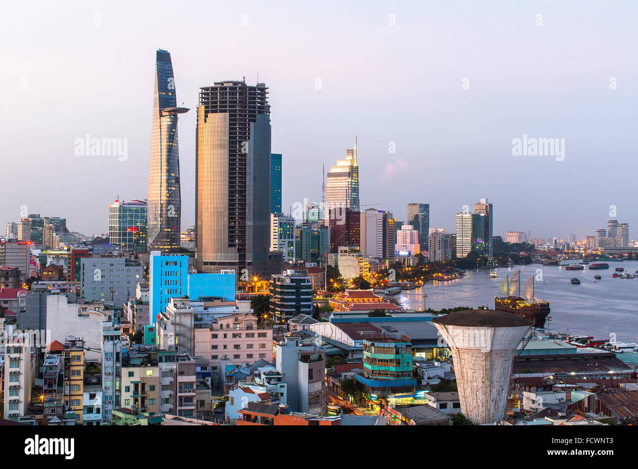 Vue de dessus de Ho Chi Minh Ville (Saigon) dans la soirée. Banque D'Images