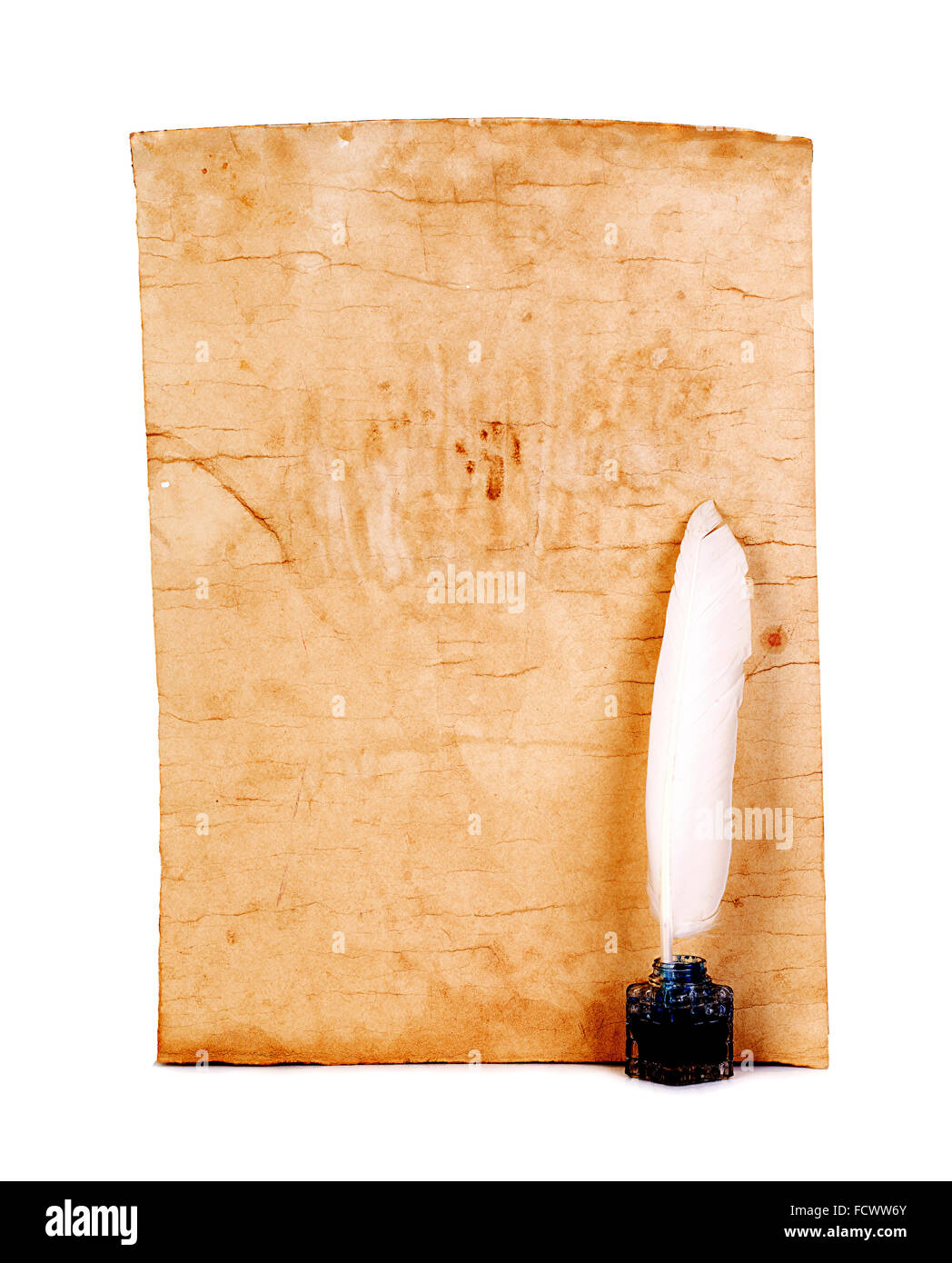 Plume blanche, encrier, loupe, faites défiler jusqu'à l'ancien sceau de cire rouge sur une vieille feuille de papier brun close-up isolés. Banque D'Images