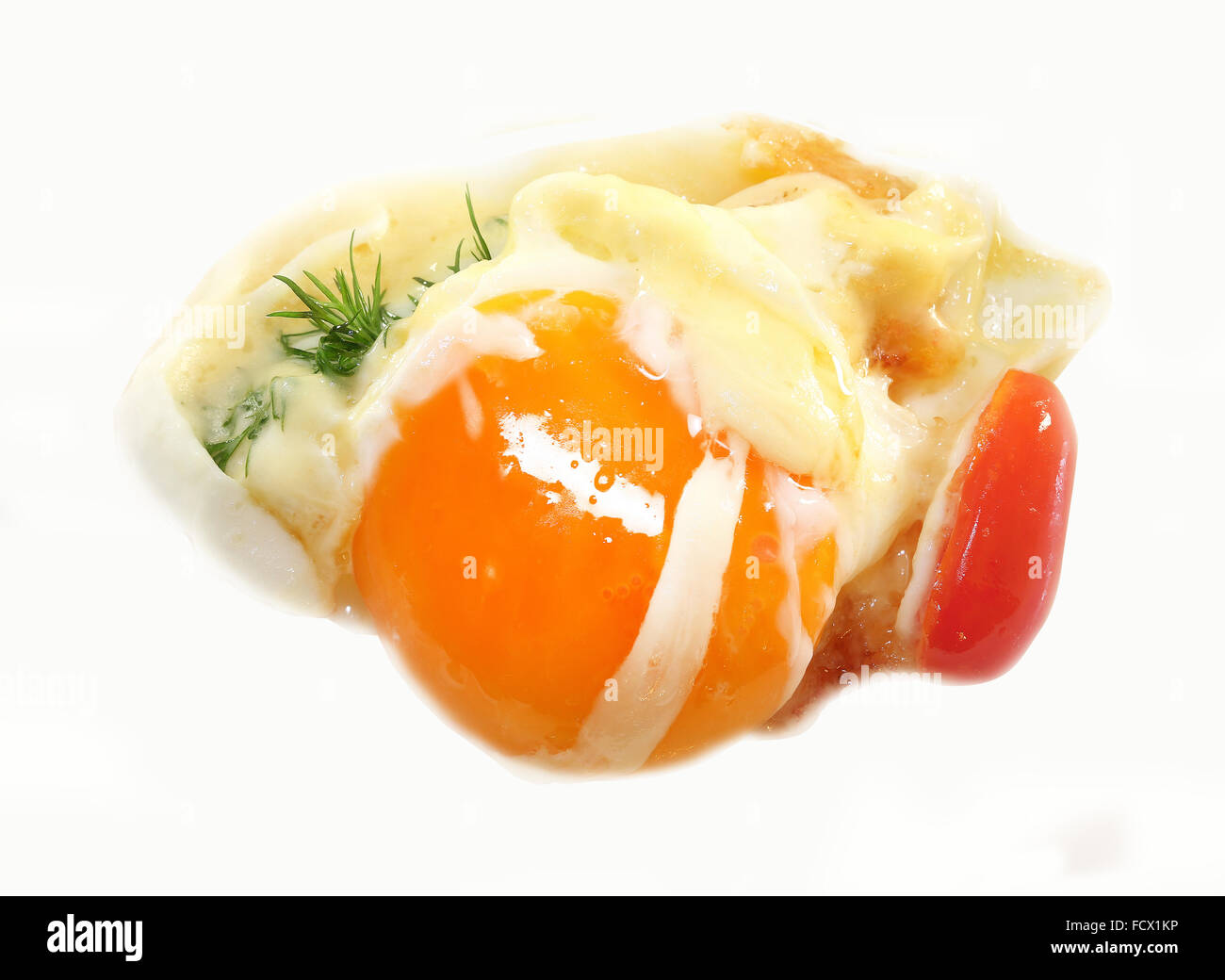 De délicieux œufs brouillés avec des tomates et des herbes photographié sur un fond blanc gros plan Banque D'Images