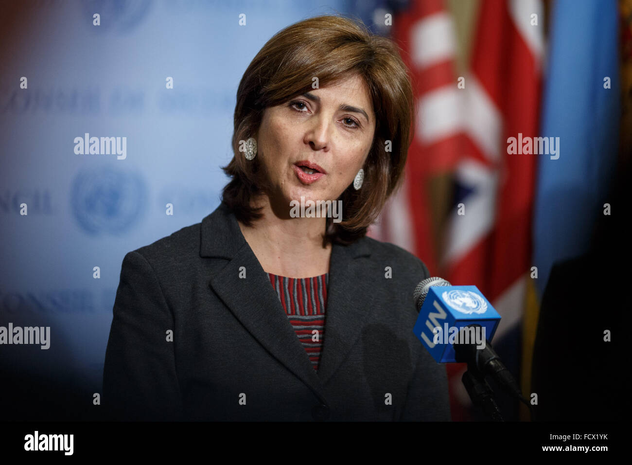 Organisation des Nations Unies, siège des Nations Unies à New York. 25 Jan, 2016. Maria Angela Holguin, ministre des Affaires étrangères de la Colombie, s'adresse à la presse après le Conseil de sécurité des Nations unies a adopté une résolution d'établir une mission de surveiller le processus de paix en cours en Colombie, qui vise à mettre fin à la 50 ans de conflit entre le gouvernement et les Forces armées révolutionnaires de Colombie (FARC), guérilla, au siège des Nations Unies à New York, le 25 janvier 2016. © Muzi Li/Xinhua/Alamy Live News Banque D'Images