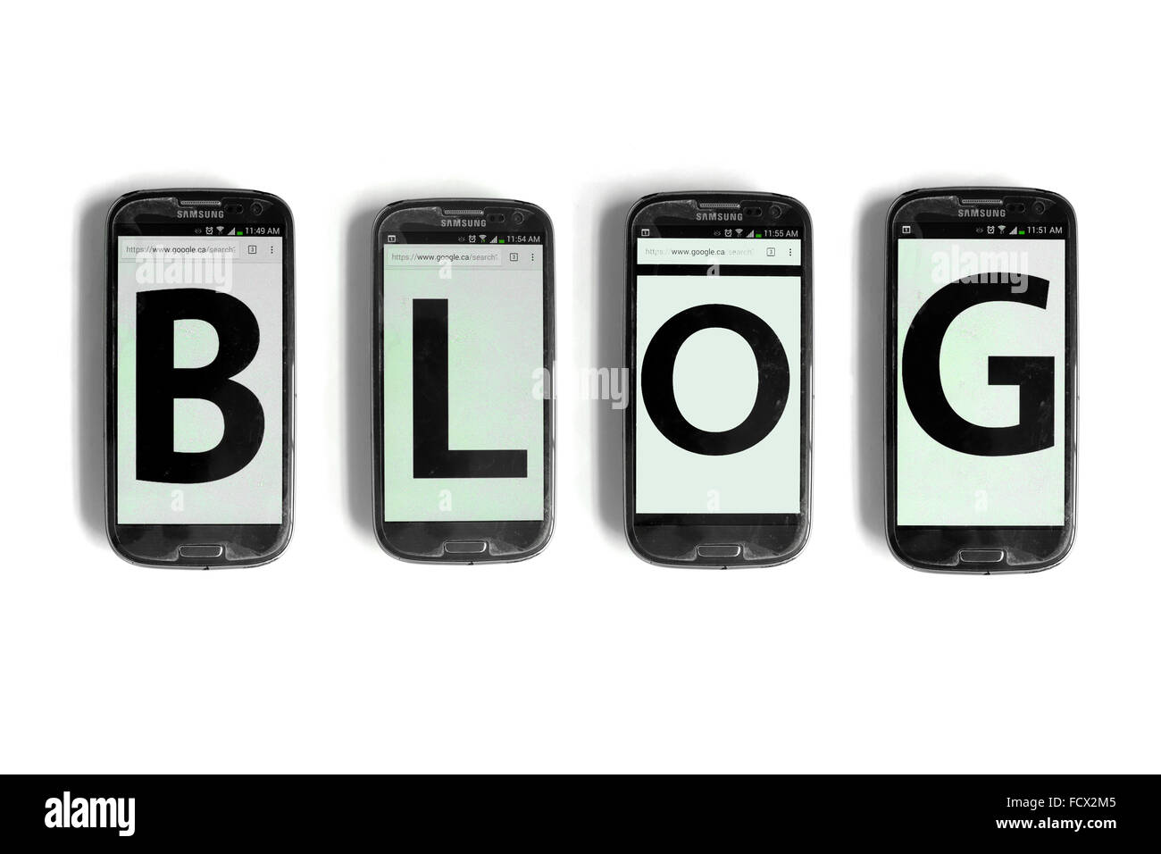 Blog écrit à l'écran des smartphones photographié sur un fond blanc. Banque D'Images