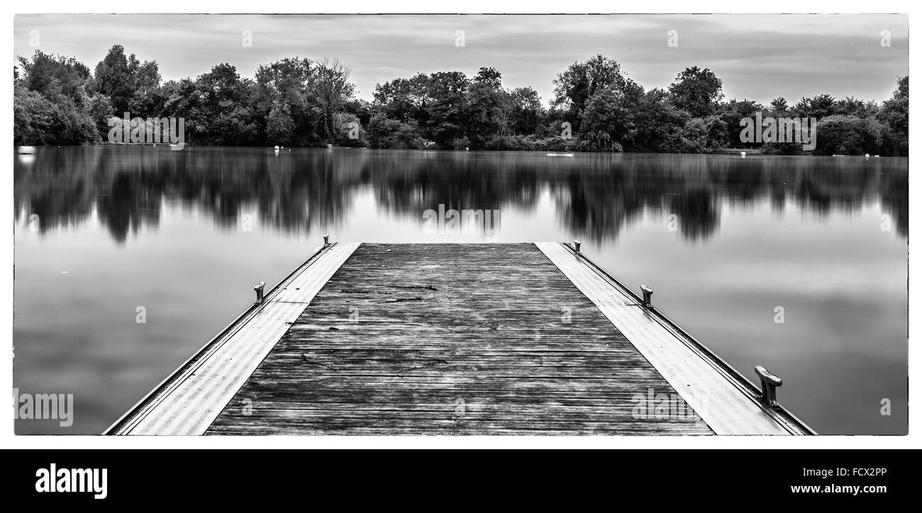 Sports d'eau dans le lac Cotswold Water Park Gloucestershire England, UK Banque D'Images