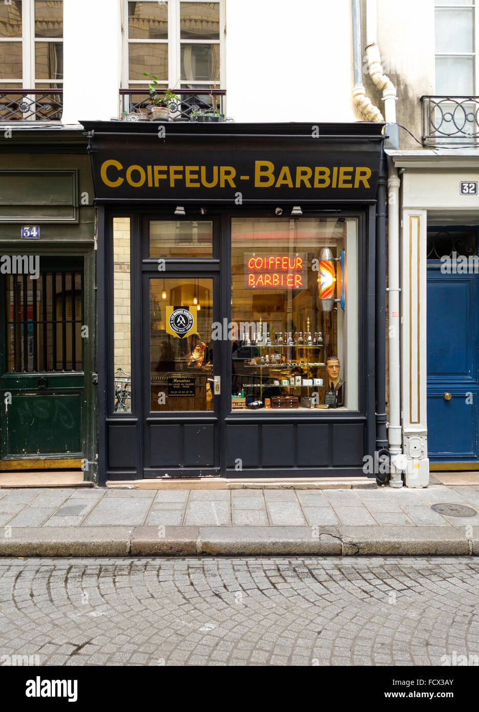 Style ancien salon de coiffure dans le centre de Paris, France Photo Stock  - Alamy