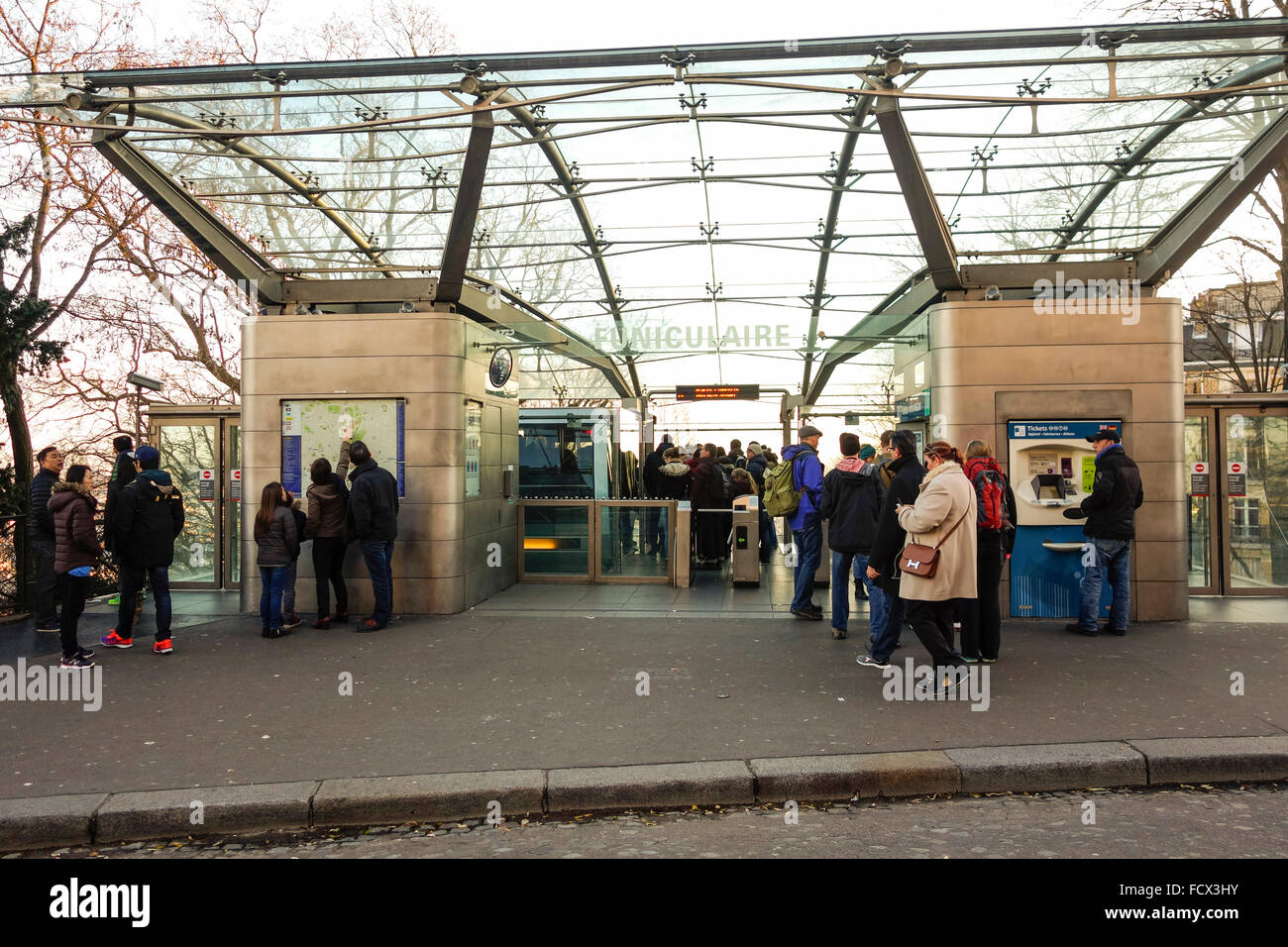 Les touristes en attente de rendez-vous à descente funiculaire de Montmartre, 18ème arrondissement, Paris, France, Europe. Banque D'Images
