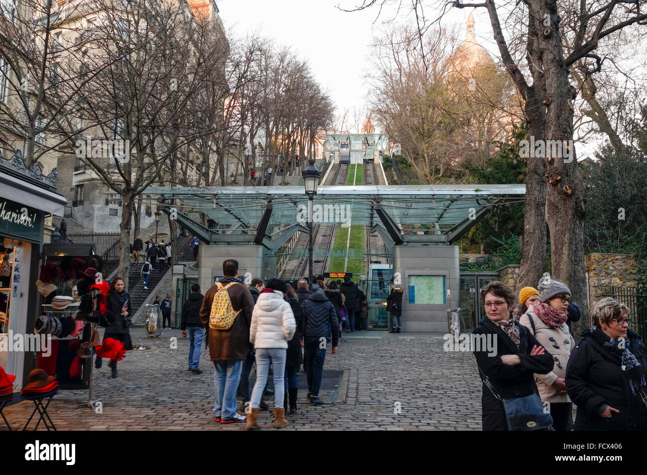 Les touristes en attente de funiculaire de Montmartre, 18ème arrondissement, Paris, France, Europe. Banque D'Images