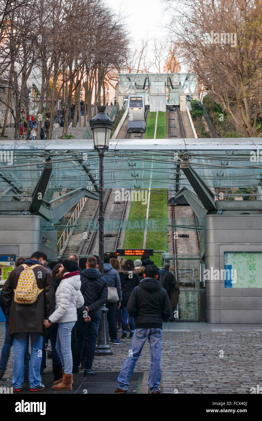 Les touristes en attente de funiculaire de Montmartre, 18ème arrondissement, Paris, France, Europe. Banque D'Images