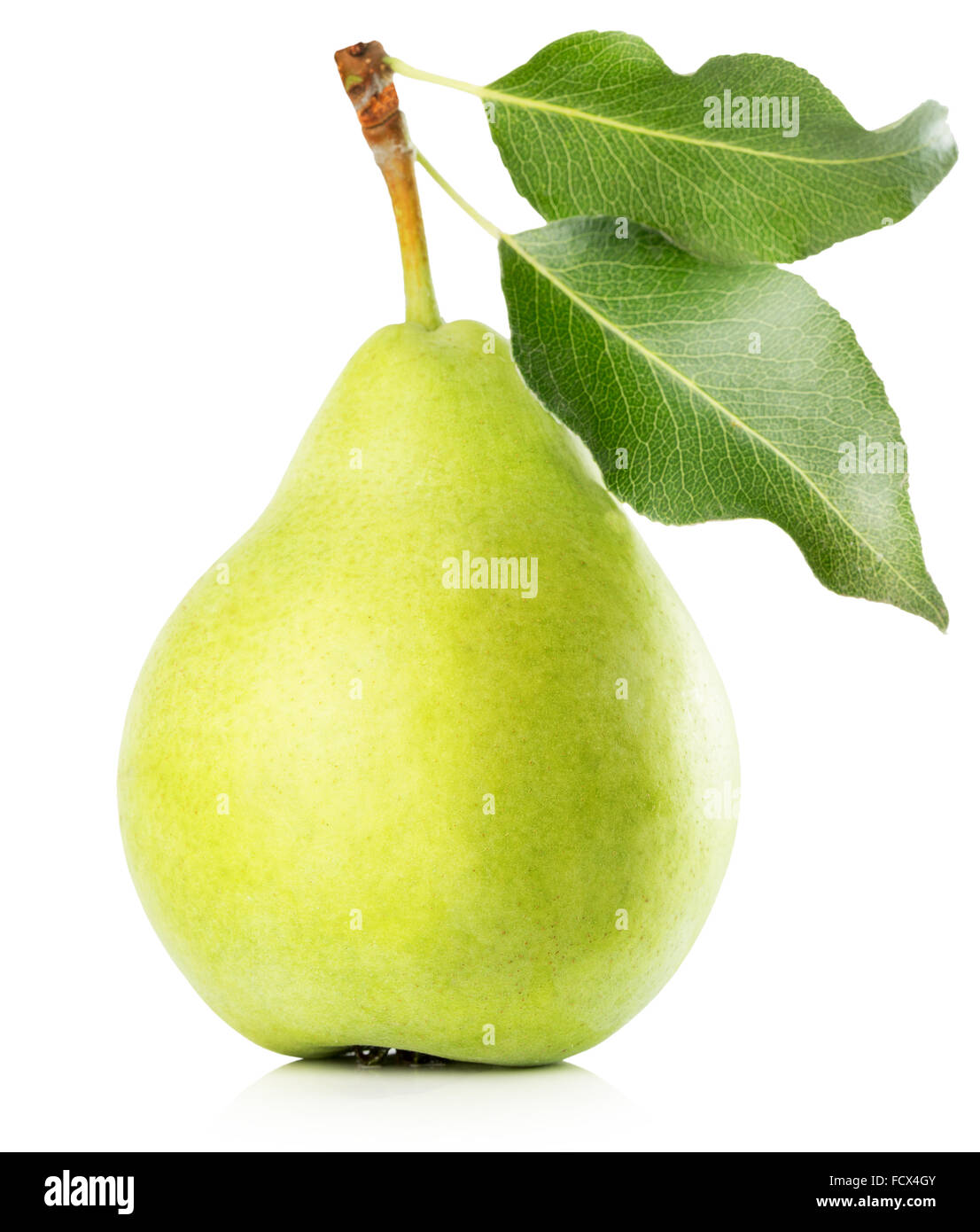 Poire verte isolée sur fond blanc. Banque D'Images