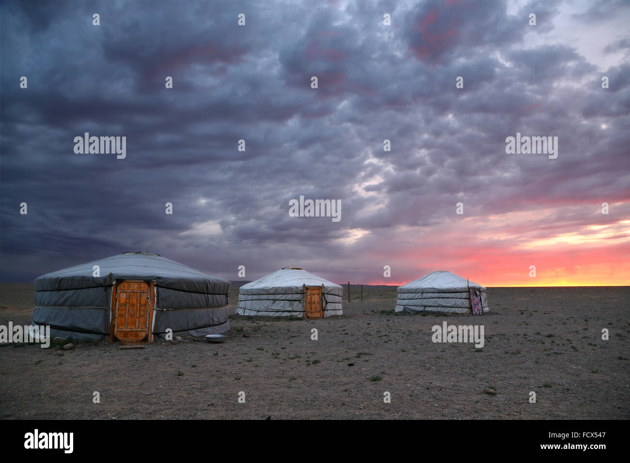 Lever du soleil et les yourtes traditionnelles au désert de Gobi - Mongolie Banque D'Images