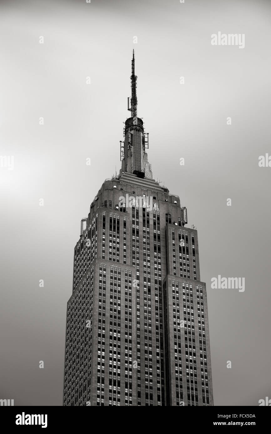 Noir & Blanc vue verticale de l'Empire State Building, gratte-ciel de style Art Déco. Midtown, Manhattan, New York City Banque D'Images